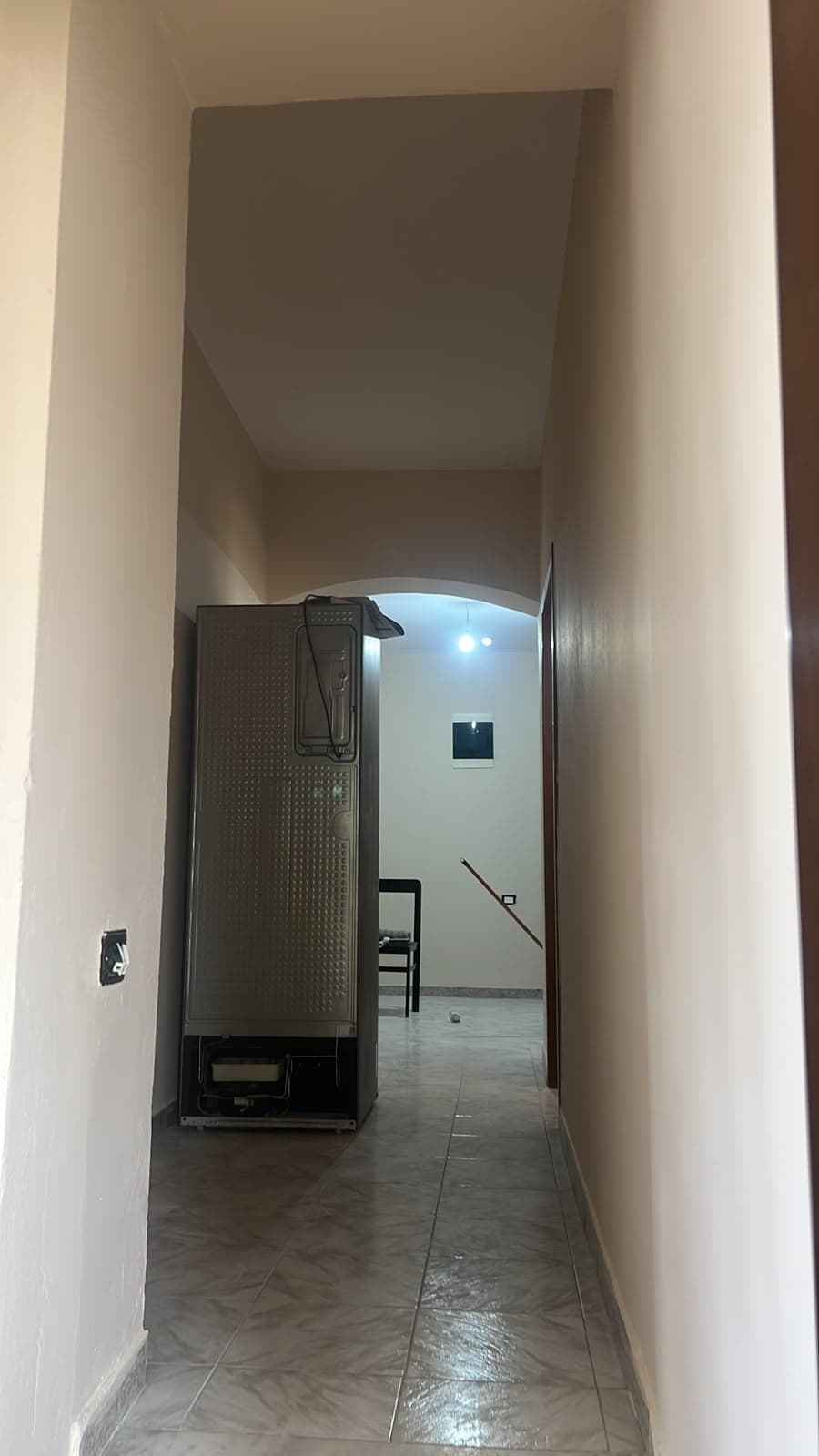 Korridor me mure të lyera dhe hark gipsi në fund