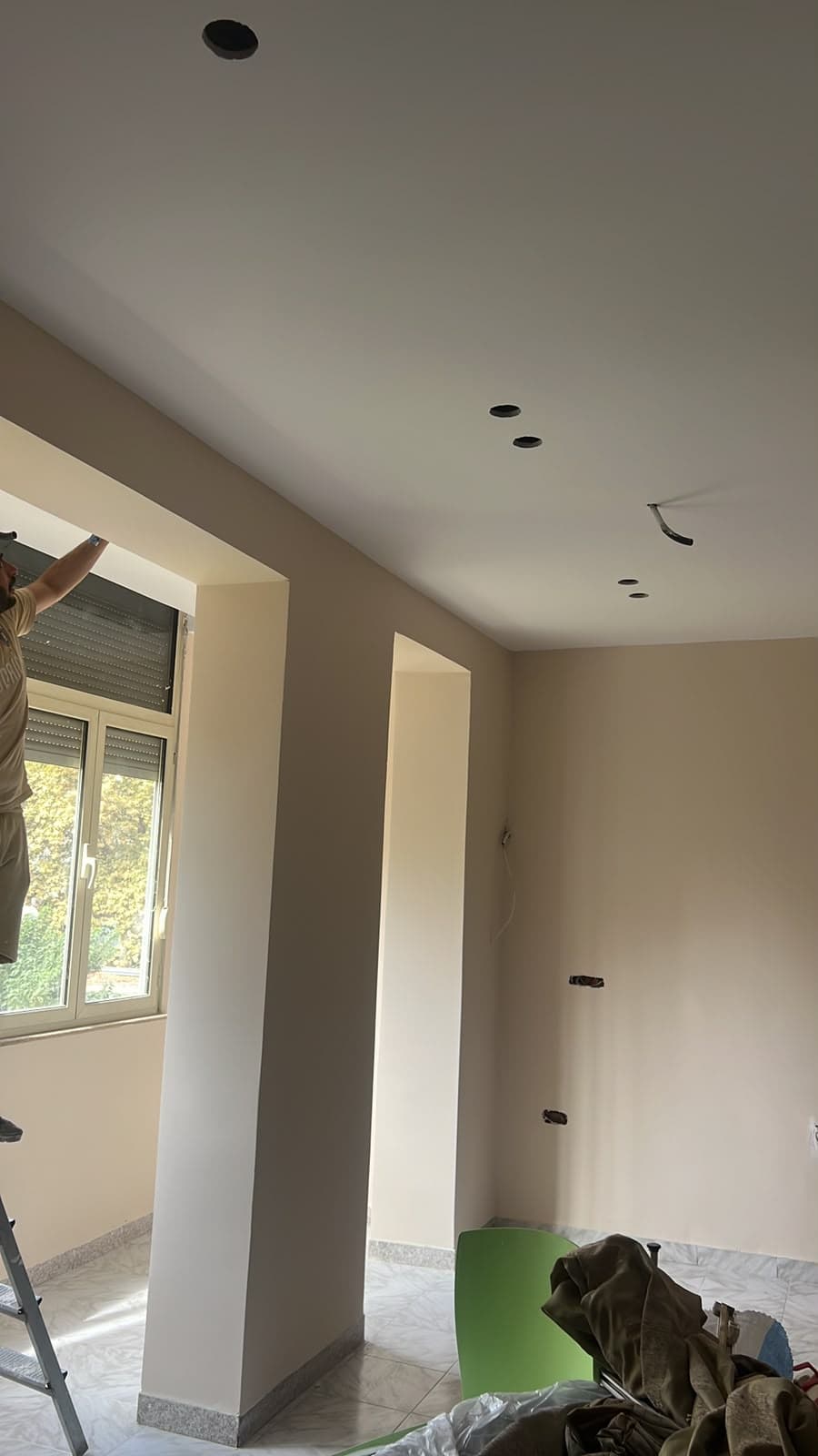 Kolonë gipsi dhe hapje drejt dritares në një dhomë të rikonstruktuar