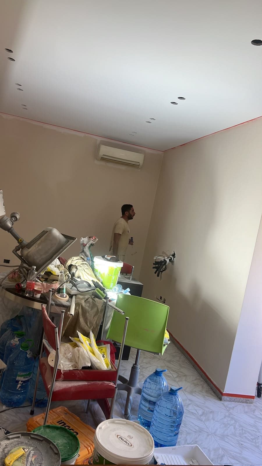 Dhomë ndenjeje gjatë punimeve me tavan gipsi dhe mure të lyera