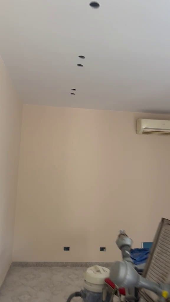 Video e banesës pas punimeve me tavan gipsi dhe mure të lyera