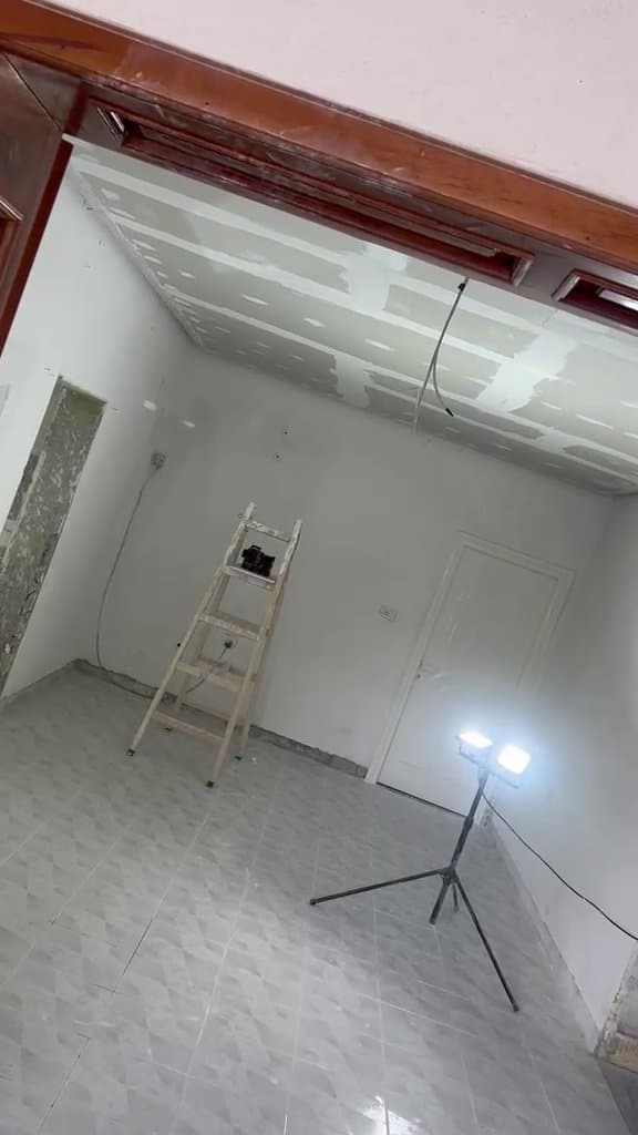 Video e tavanit të gipsit me fuga të stukuara gjatë punimeve