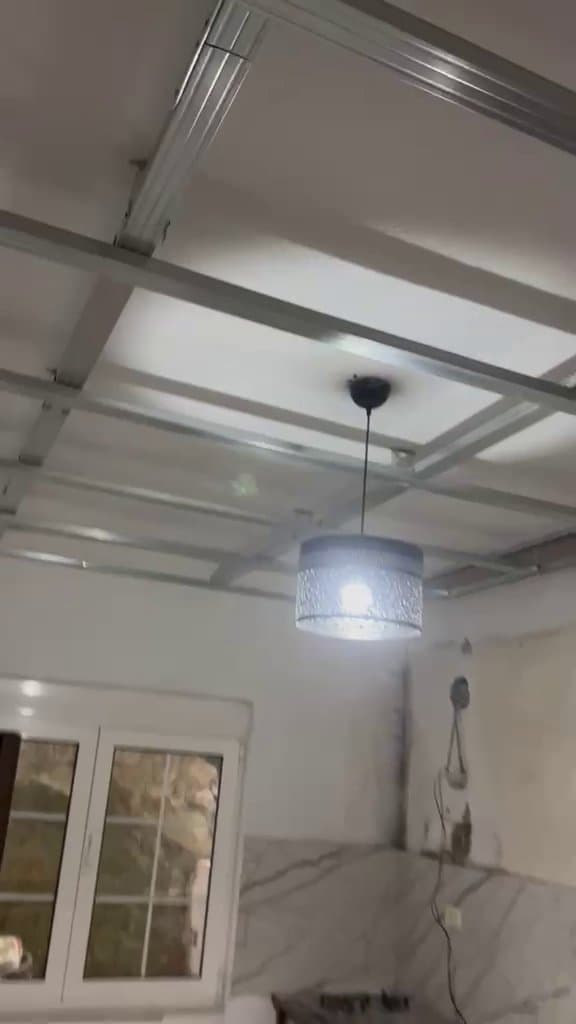 Video e profileve metalike të montuara në tavan