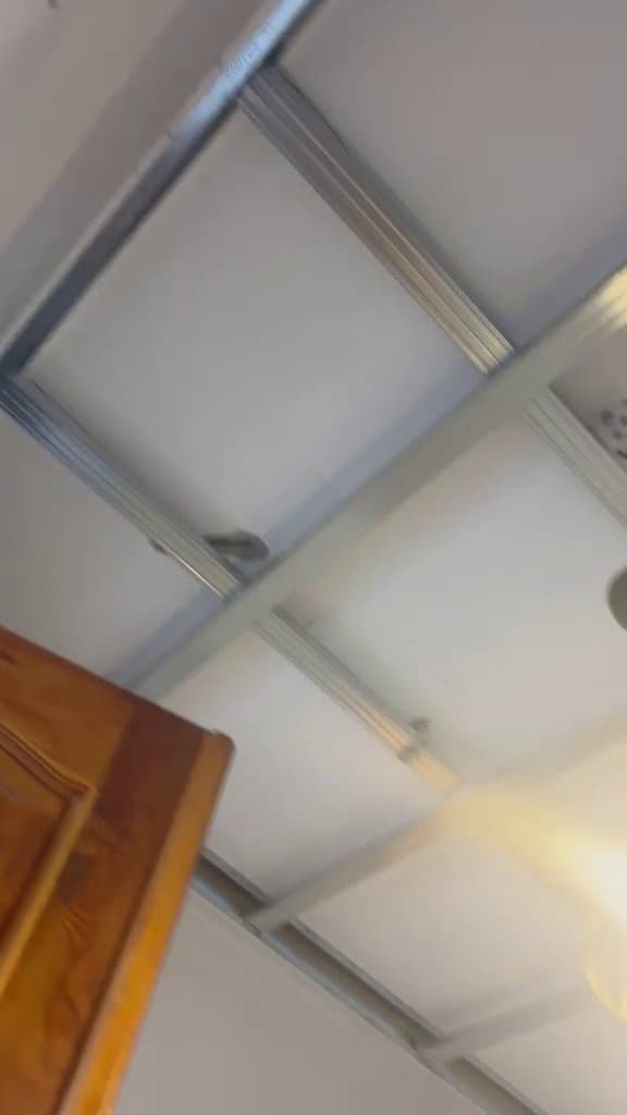 Video e skeletit metalik të montuar për tavan të varur me llamba të varura
