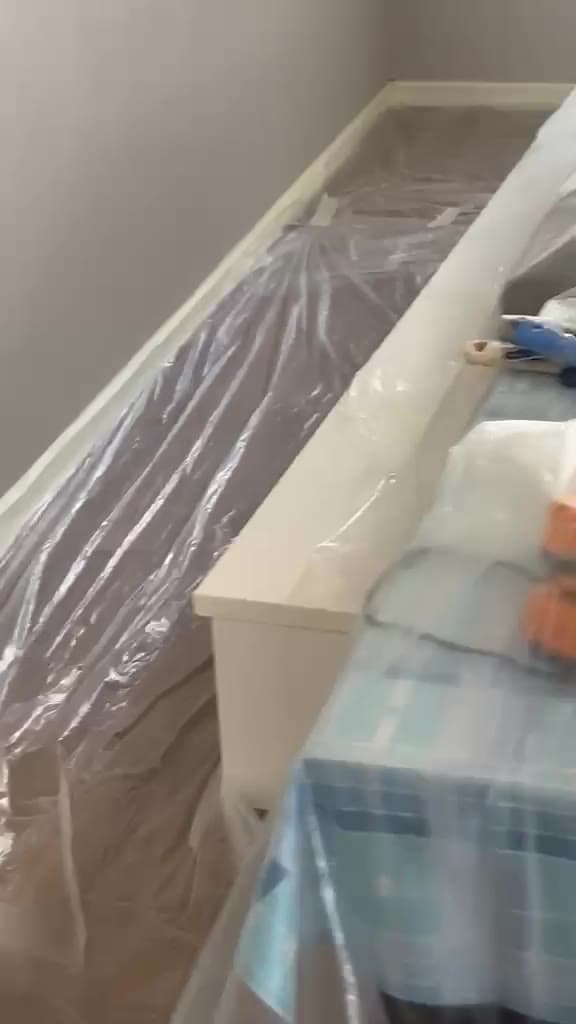 Video e punimeve të izolimit në një dhomë me dysheme dhe mobilje të mbuluara me najlon mbrojtës